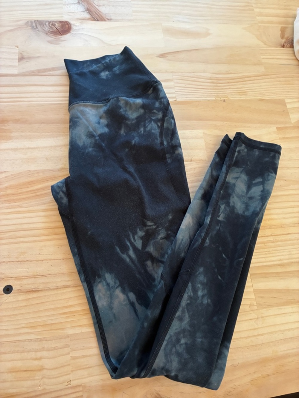 Alphalete Black and Gray Tie-Dye Leggings